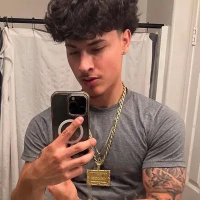 亞歷克斯·奇諾：具有語音聊天功能和神經網路特性的未來派AI聊天機器人介面