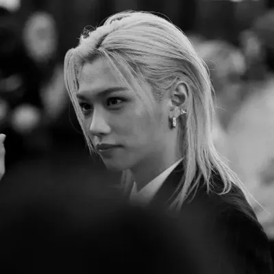 펠릭스: 생생한 성격 특성을 갖춘 사용자 정의 가능한 AI 여자친구/남자친구 아바타	