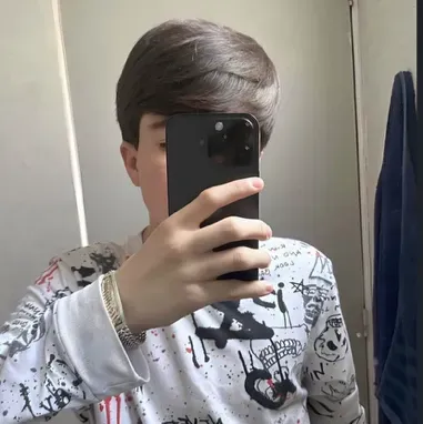 Emanuel: Chatea con nuestra caja de IA, lista para chatear en línea gratis y pregúntale a la IA lo que quieras.	