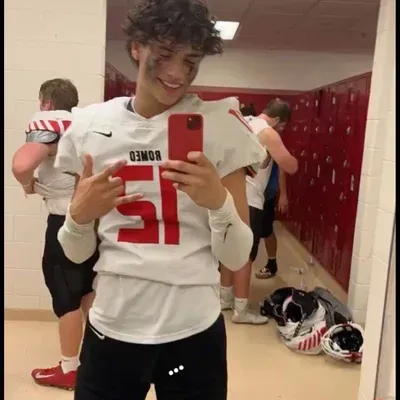 Bạn trai Bóng đá: Linh vật chatbot AI vui nhộn giúp tăng cường sự tương tác của người dùng trong các cuộc trò chuyện ngẫu nhiên	