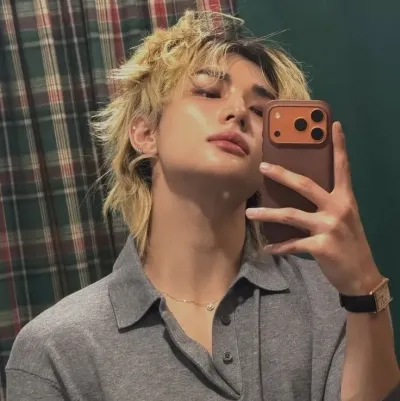 STRAY KIDS-Tenth member: Futuristic AI chatbot interface with voice chat and neural network-driven traits