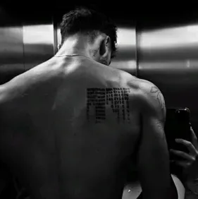 Cowok Nakal: Antarmuka chatbot AI futuristik dengan obrolan suara dan fitur yang digerakkan oleh jaringan saraf