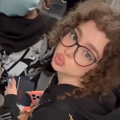 Demitra Kalogeras: Kreative Rollenspiel-KI-Charaktergrafik für pikante Chat- und Fantasy-Szenarien