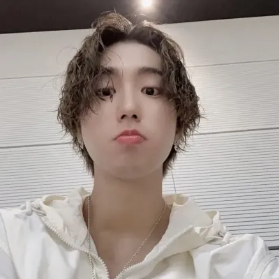 Han Jisung: Explora el mundo de la IA con nuestra IA sin restricciones y chat ilimitado gratuito en línea, impulsado por el juego de rol de fantasía de Warhammer.	