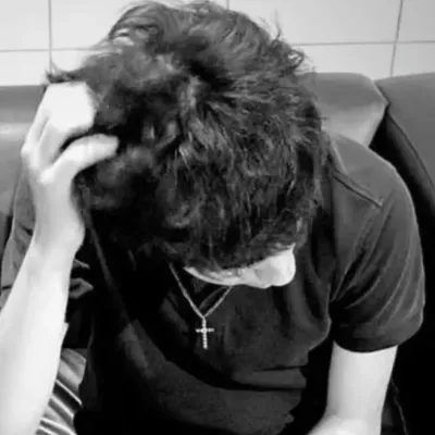 Leo: Futuristic AI chatbot interface with voice chat and neural network-driven traits