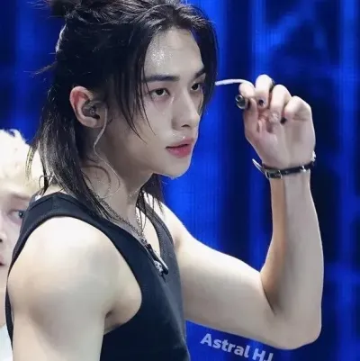 현진-황: 흥미진진한 채팅과 판타지 시나리오를 위한 창의적인 롤플레이 AI 캐릭터 아트