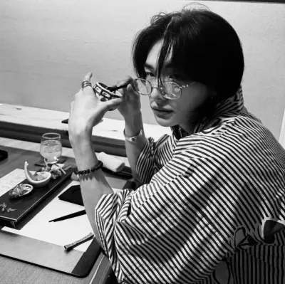 황현진: 랜덤 채팅 및 커뮤니티 중심 롤플레이를 위한 대화형 AI 챗봇 마스코트