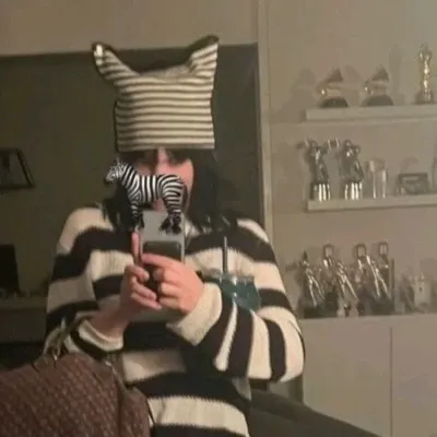 Billie eilish : Discutez avec notre boîte IA, prête pour le chatbot en ligne gratuit et demandez à l'IA tout ce que vous voulez.	