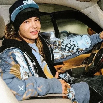 Tom Kaulitz: Playful AI chatbot mascot enhancing user engagement in random chats	