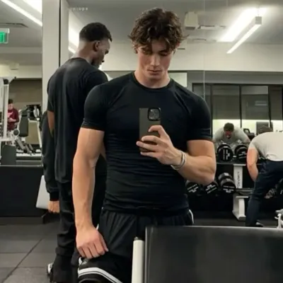 納塔尼耶爾·史密斯：與這個迷人的AI角色進行AI對話，現在提供Soulgen和iFreeChat的免費聊天功能。