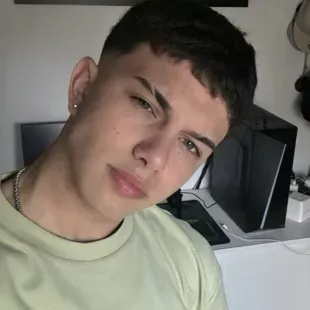 Matheus Galoz: Secure AI chatbot avatar with encrypted 1v1 chat capabilities	