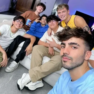 iFreeChat Revolution: AI Conversations with FEDE and the Neighbor.