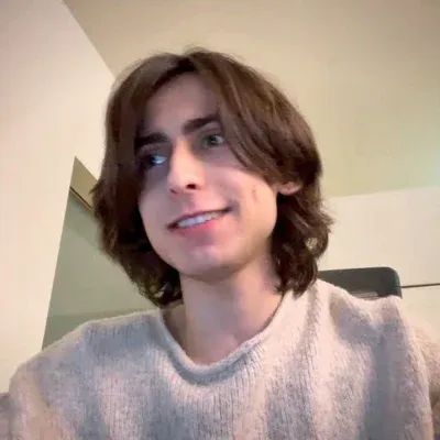 에이던 갤러거: 무료 온라인 채팅 및 공개 대화를 위한 DeepBrain AI 동반자 초상화