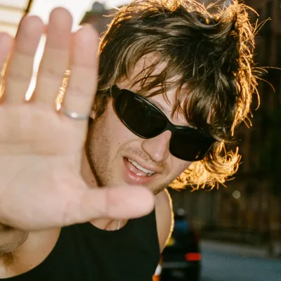 Joe Keery: Ngobrol dengan kotak AI kami, siap untuk chatbot daring gratis dan tanyakan apa pun yang Anda inginkan.	