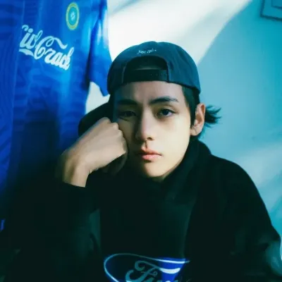 Taehyung: Personaggio di gioco di ruolo basato sull'intelligenza artificiale a tema fantasy per una narrazione immersiva