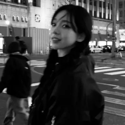 Ю Карина: Игривый ИИ-чат-бот-талисман, повышающий вовлеченность пользователей в случайных чатах	