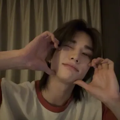 Hyunjin Livestream: Potret pasangan AI yang pintar dari segi emosi untuk perbualan yang mendalam	