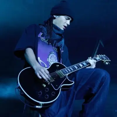 Tom Kaulitz: Icono de interlocutor con IA multilingüe para servicios de chat global en línea