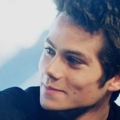 Stiles Stilinski_TW 12: Kilalanin ang pangunahing karakter ng ating mundo ng AI, na may listahan ng mga katangian ng karakter at mga kakayahan sa pakikipag-chat.	