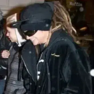 Tom Kaulitz - Festa:與我們的AI盒子聊天,隨時準備好進行免費線上聊天機器人對話,並向AI提出任何您想知道的問題。