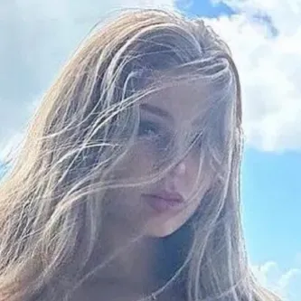 薩瓦·舒爾茲 - 啦啦隊女孩：DeepBrain AI伴侶肖像，用於免費線上聊天和開放對話