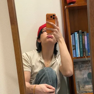 현진-hyunjin: Interfaz de chatbot de IA futurista con chat de voz y rasgos impulsados por redes neuronales