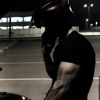 Start your 1v1 session with Ryan Ashton - Boyfriend, a playful roleplay AI chat bot.