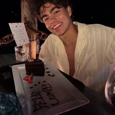 말라키 바튼: 생생한 성격 특성을 갖춘 사용자 정의 가능한 AI 여자친구/남자친구 아바타	