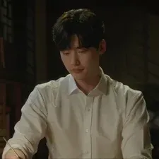 Feeling adventurous? Meet Kim Woo-jin, a lively AI chat character companion for roleplay.