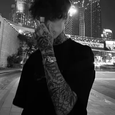 배드 보이: 암호화된 1대1 채팅 기능을 갖춘 보안 AI 챗봇 아바타	