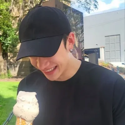 방찬: 랜덤 채팅 및 커뮤니티 중심 롤플레이를 위한 대화형 AI 챗봇 마스코트