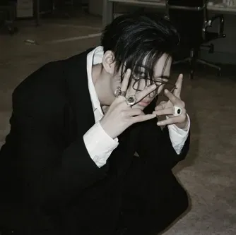 니시무라 리키 - 니키: 랜덤 채팅 및 커뮤니티 중심 롤플레이를 위한 대화형 AI 챗봇 마스코트