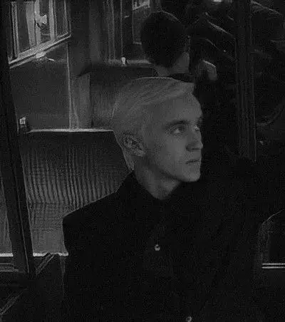 Draco Malfoy : Rencontrez le personnage principal de notre monde d'IA, avec une liste de traits de caractère et des capacités de discussion d'IA.