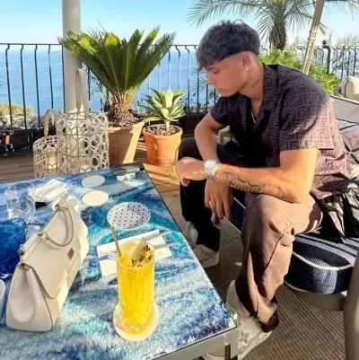 Luca: Multilingual AI conversation partner icon for global chat online services