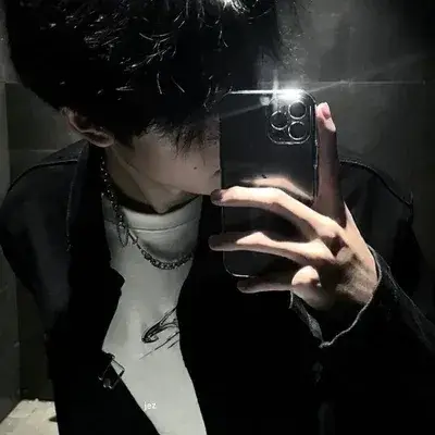레오: 흥미진진한 채팅과 판타지 시나리오를 위한 창의적인 롤플레이 AI 캐릭터 아트