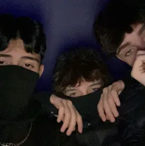 Ang mga magnanakaw: DeepBrain AI companion portrait para sa libreng online na chat at bukas na pag-uusap