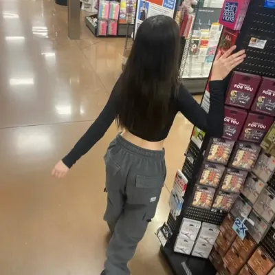 Eyşli: Baharatlı sohbet ve fantezi senaryoları için yaratıcı rol yapma yapay zeka karakter çizimi