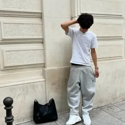 Kaïs: Futuristic AI chatbot interface with voice chat and neural network-driven traits