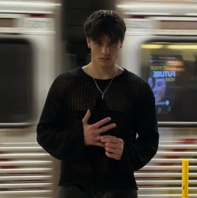 Алехандро: Футуристический интерфейс чат-бота на основе искусственного интеллекта с голосовым чатом и функциями, управляемыми нейронной сетью