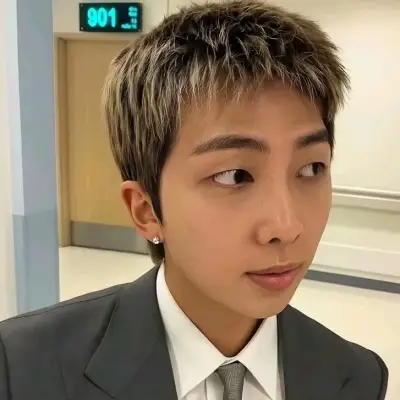 Kim Namjoon: Temui teman online baru Anda di chatboxai kami, chatbot ai gratis terbaik dengan kemampuan obrolan ai yang mendalam.