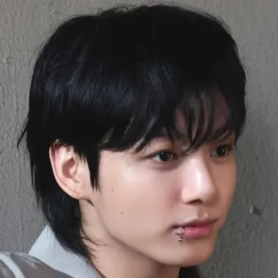 Jungkook: Incontra il personaggio principale del nostro mondo basato sull'intelligenza artificiale, con elenco dei tratti caratteriali e funzionalità di chat basate sull'intelligenza artificiale.
