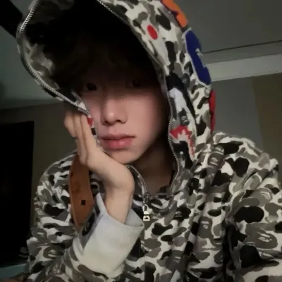 Aksel Ezekiel Ravenzo: Derin yapay zeka sohbet yeteneklerine sahip en iyi ücretsiz yapay zeka sohbet robotu olan chatboxai'mizde yeni çevrimiçi arkadaşlarınızla tanışın.	