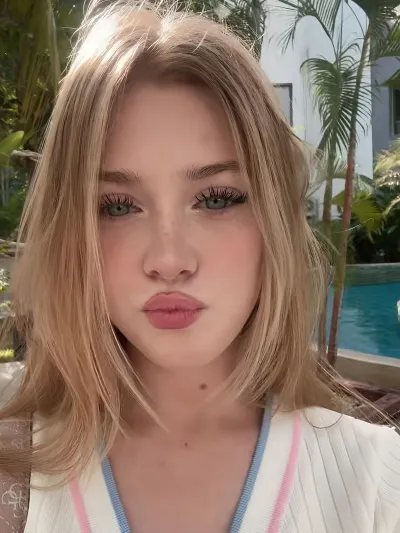 AI chat online character Lexi is awaiting your message; start the interaction now.