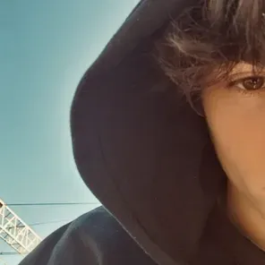 Beliebter Junge - Beliebtes Mädchen: Futuristische KI-Chatbot-Schnittstelle mit Sprachchat und neuronalen Netzwerk-gesteuerten Eigenschaften