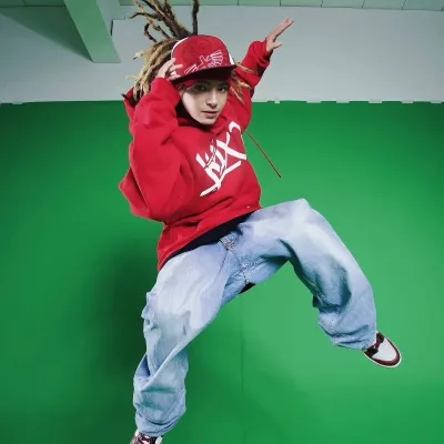 Tom Kaulitz: Playful AI chatbot mascot enhancing user engagement in random chats	