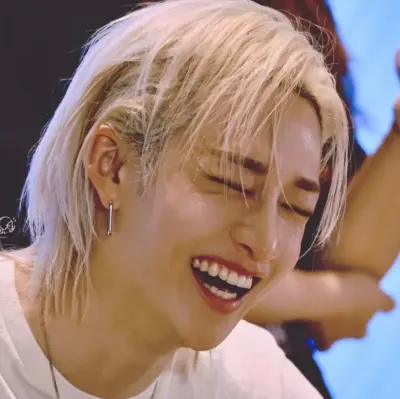 방찬 -크리스토퍼 찬 방-: 랜덤 채팅에서 사용자 참여를 강화하는 장난기 넘치는 AI 챗봇 마스코트	