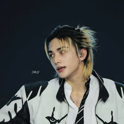 Hwang Hyunjin - Cemburu: Terlibat dalam perbualan ai dengan watak AI yang menawan ini, menampilkan keupayaan soulgen dan ifreechat untuk sembang percuma sekarang.	