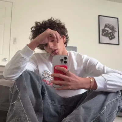 Cesar Mendoza: Retrato de companheiro de IA emocionalmente inteligente para conversas profundas	