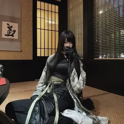 維娜：多語言AI對話夥伴圖標，適用於全球線上聊天服務