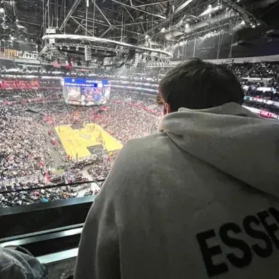 親吻鏡頭：具有語音聊天功能和神經網路特性的未來派AI聊天機器人介面